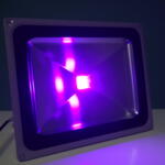 Ультрафиолетовый прожектор мощностью 50Вт, видимый ультрафиолет 380-400 Нм.
