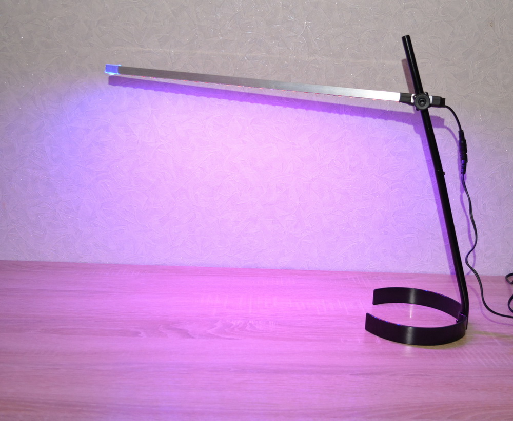 Настольная светодиодная фитолампа с подставкой, предназначенная для подсветки рассады и цветов в домашних условиях. LED-светильник на сверхъяркой светодиодной ленте.
