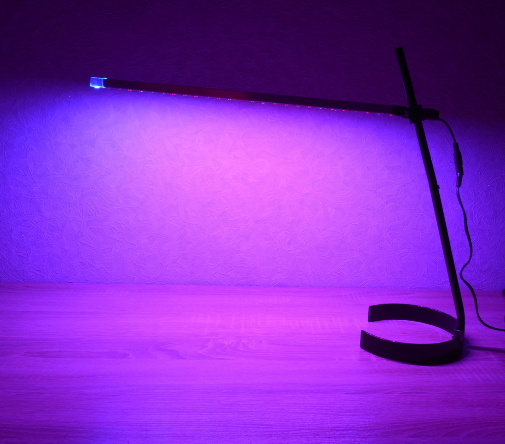 Настольная светодиодная фитолампа с подставкой, предназначенная для подсветки рассады и цветов в домашних условиях. LED-светильник на сверхъяркой светодиодной ленте.
